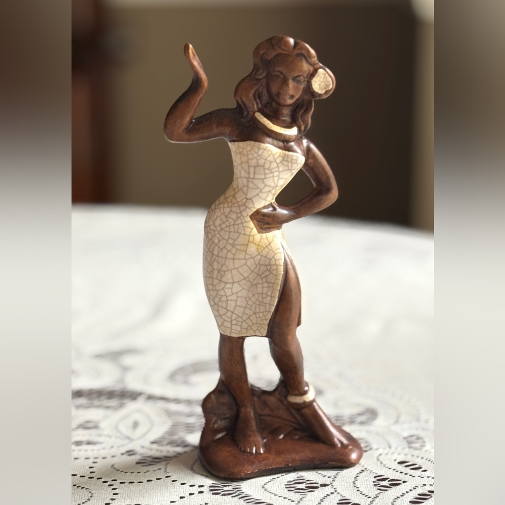 Vintage Treasure Craft Hula Girl Figurine 6"
Maui Hawaii Crackle Glaze Tiki